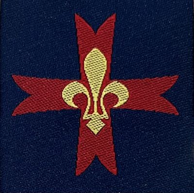 Croix scoute sur fond bleu marine