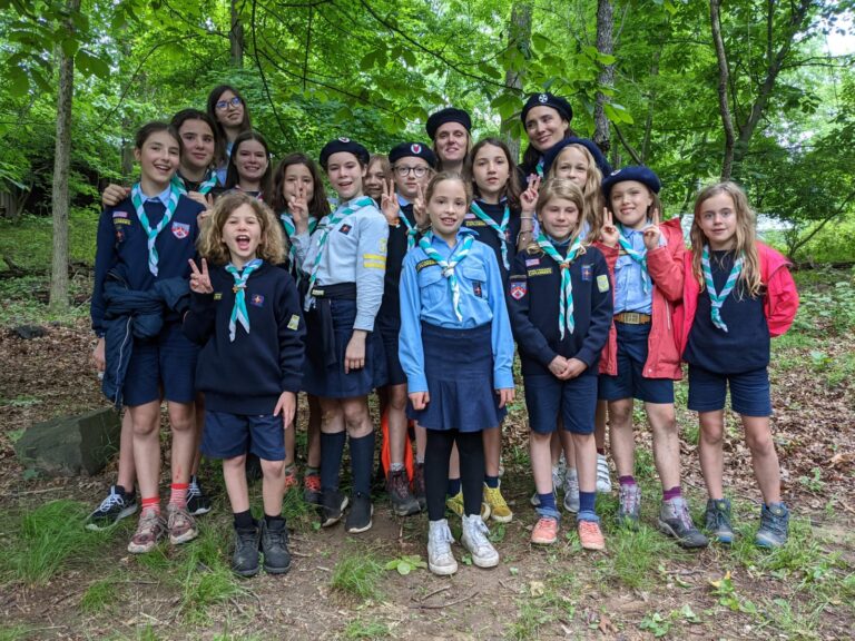 La clairière des louvettes pose pour la photo dans les bois