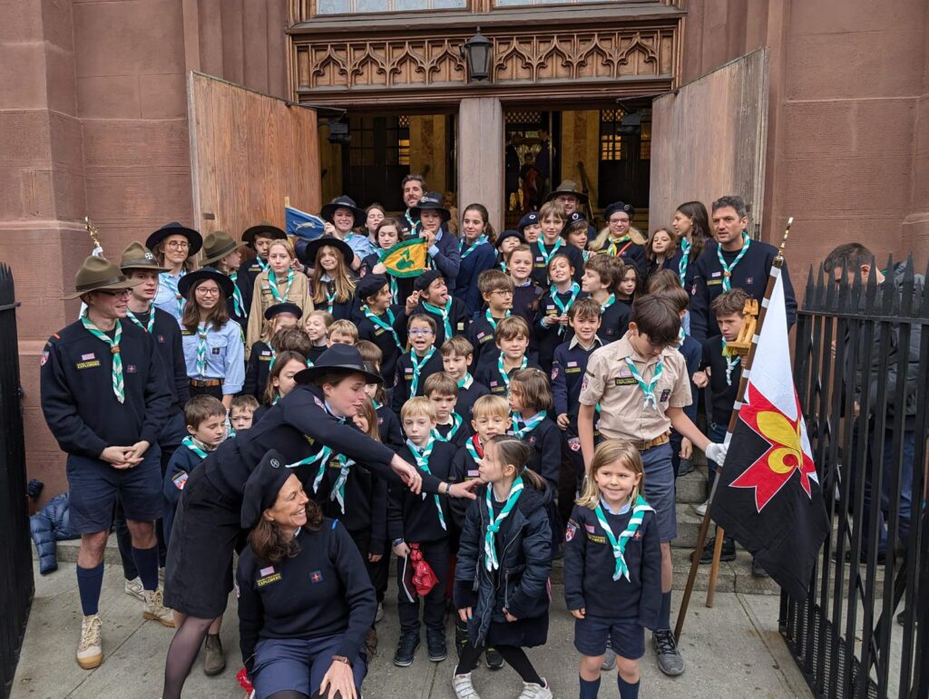 Les groupes Brooklyn FNE à la sortie de la messe posent pour la photo devant l’église