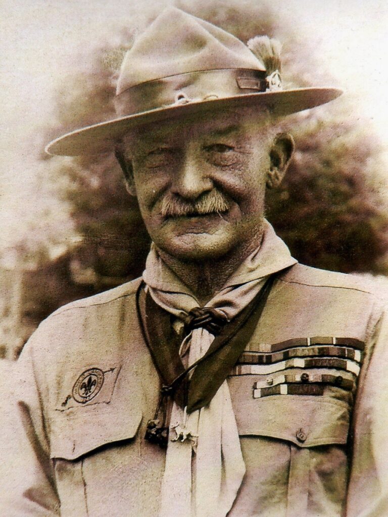 Portrait de Lord Robert Baden-Powell en uniforme de scount